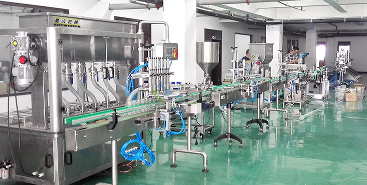 六头卧式搅拌直线酱料灌装机车间图