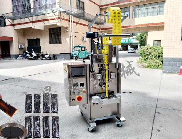 小型液体食品包装机实拍图