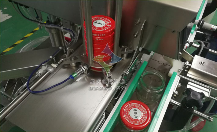 酱料瓶全自动真空旋盖机,玻璃瓶真空旋盖机