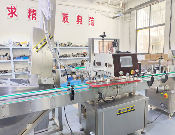 四轮夹旋式自动上盖旋盖机