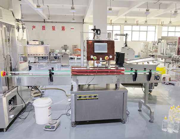 四轮夹旋式自动上盖旋盖机